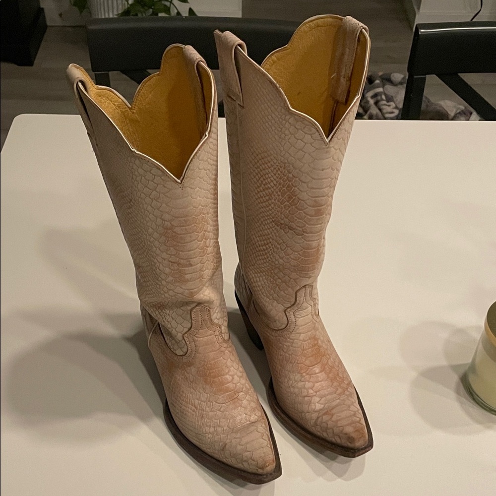 Idyllwind Light Tan Embossed Western Heeled Boots